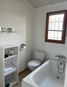 韦尔东的圣克鲁瓦auberge du castellas的浴室配有白色浴缸和卫生间。
