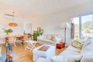 科斯塔德班斯Ses Alzines Apartment - Costa De Los Pinos的客厅配有白色家具和桌子