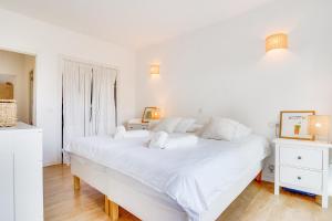 科斯塔德班斯Ses Alzines Apartment - Costa De Los Pinos的白色的卧室设有一张白色大床和一个窗户。