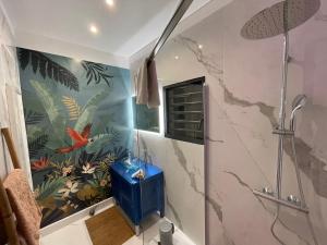 拉萨尔勒班Villa Prana的浴室设有淋浴,墙上挂有鱼壁画
