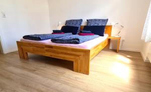 美因茨Burgunder - helle und geräumige Wohnung的一张木制床,上面有两个枕头