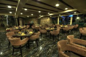 伯格埃拉伯非洲Spa度假酒店的一间在房间内配有桌椅的餐厅