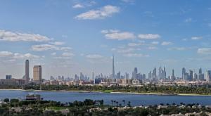 迪拜凯悦迪拜河高地酒店的享有河流和城市美景