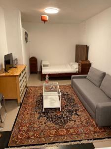 特拉维夫Pleasant Loft Apartment In The Heart Of Tel-Aviv的客厅配有沙发和桌子