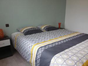 ChangyGite des artistes的一间卧室配有一张大床和两个枕头
