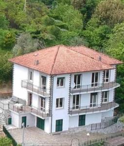 东塞斯特里Villa Maremonti - con 3 piscine的一座白色的大建筑,有橙色的屋顶