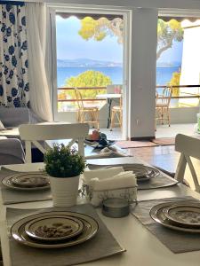 新马克立Blue Vision的一张带盘子的餐桌,享有海景