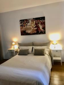 卢加诺Connie's home free parking的一间卧室配有一张带两盏灯的大型白色床。