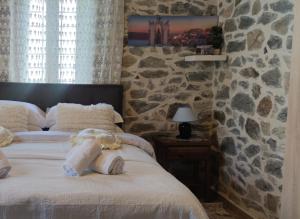 桑加拉达Marios guesthouse Pelion的一间卧室配有一张石墙床