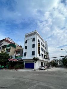 清化Phú Quý Hotel的街道拐角处的白色建筑