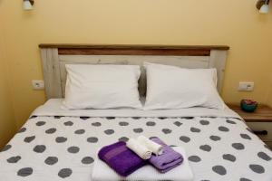 科托尔Sunset Apartments的一张带两条毛巾和枕头的床
