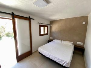 圣弗朗西斯科哈维尔Agradable casa rural en zona reserva natural.的卧室配有白色的床和窗户。
