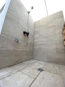 圣弗朗西斯科哈维尔Agradable casa rural en zona reserva natural.的带淋浴和大型淋浴的浴室