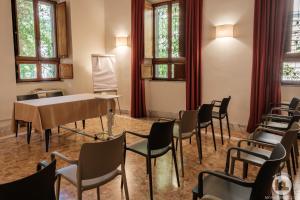 罗马罗马瓦尔德斯酒店的客房设有桌椅和窗户。