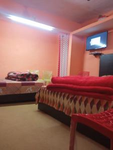 乔斯希马特Badri Kedar Hometay的一间卧室配有两张床和一台平面电视
