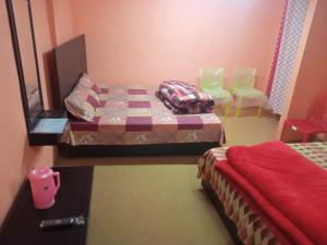 乔斯希马特Badri Kedar Hometay的卧室配有床、镜子和椅子