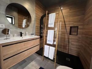 Faja GrandeSpot Milasmar的一间带水槽和镜子的浴室