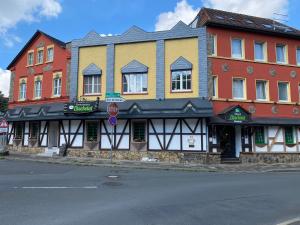 韦特Hotel & Restaurant Elbschetal的街道角落上一排色彩缤纷的建筑