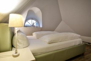 兰图姆Duenenperle的卧室配有一张特大号床和窗户