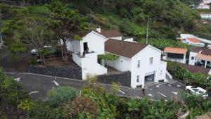 Calheta de NesquimCasa Do Avô Faidoca的山丘上白色房子的空中景色