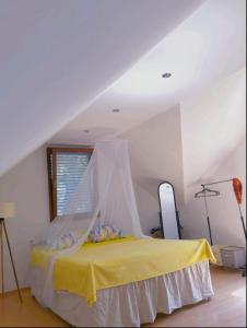 唐吉莫利尼Vikendica Morinj的卧室配有带蚊帐的黄色床