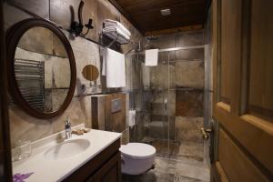 特拉布宗Foleya Mountain Resort Hotel & Villas的一间带水槽、卫生间和镜子的浴室