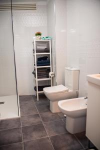 洛斯雷亚莱霍斯SUNSET HOME wifi的一间带卫生间和水槽的浴室