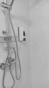 洛斯雷亚莱霍斯SUNSET HOME wifi的浴室内配有淋浴和头顶淋浴