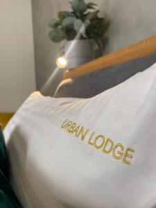 贝尔格莱德Urban Lodge Belgrade的上面有白枕头,上面有“梦”的小屋