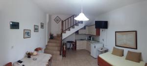 阿莫利亚尼岛Stella Maisonettes的厨房以及带楼梯的客厅。