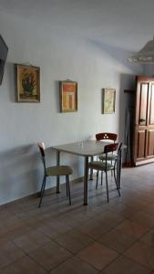 阿莫利亚尼岛Stella Maisonettes的一间带桌子和两把椅子的用餐室