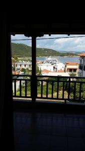 阿莫利亚尼岛Stella Maisonettes的从窗户可欣赏到城市美景