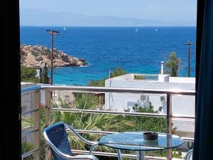 索瓦拉埃雷弥萨酒店的俯瞰大海的阳台配有桌椅