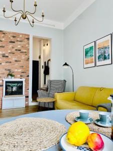 康斯坦察Cozy Flat 5的客厅配有黄色的沙发和桌子