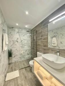 康托卡利Elia Room & Garden II (new entry)的白色的浴室设有水槽和卫生间。