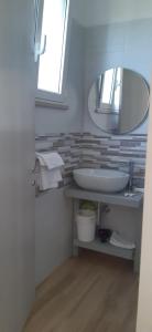 奥特朗托Molto Benissimo的一间带水槽和镜子的浴室