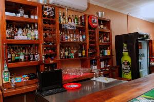KitweShamba Lodge的酒吧,在吧台上放有笔记本电脑,酒柜里放有酒