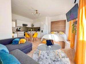 鲁西隆地区卡内Appartement vue mer Parking privé Place Med的客厅配有沙发和桌子