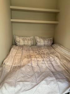 诺托登Notodden Sentrum Apartment NO 7的卧室内的一张带两个枕头的白色床