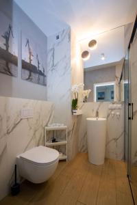 格但斯克Maya's Flats & Resorts 38 - Walowa 23C的一间带卫生间和水槽的浴室