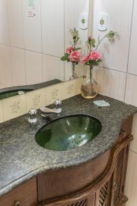 圣若昂-德雷普萨达多辛诺斯酒店的一间带绿色水槽和镜子的浴室