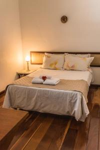 圣若昂-德雷普萨达多辛诺斯酒店的一间卧室配有一张床,上面有两条毛巾