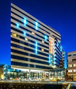 特罗姆瑟克拉丽奥边缘酒店的一座蓝色灯光的大建筑