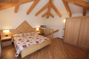 维哥迪法萨米拉蒙蒂酒店的一间卧室配有一张床,铺有木地板