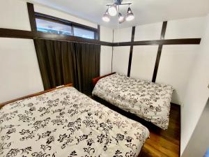 宇都宫ARS HOTEL Utsunomiya フロア貸切的一间小卧室,配有床和窗户