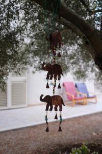 梅萨涅B&B Finestre Tra Gli Ulivi的挂在树上的木马装饰物