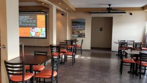 卡沃罗霍Combate Beach Resort的用餐室配有桌椅和菜单