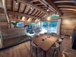 夏蒙尼-勃朗峰Amazing chalet的一间带木桌和椅子的用餐室