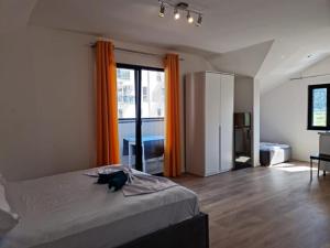SkatajVila Lazri的一间卧室配有一张带橙色窗帘的床