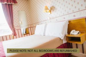 布莱克浦公园别墅酒店的酒店客房配有一张床和电话